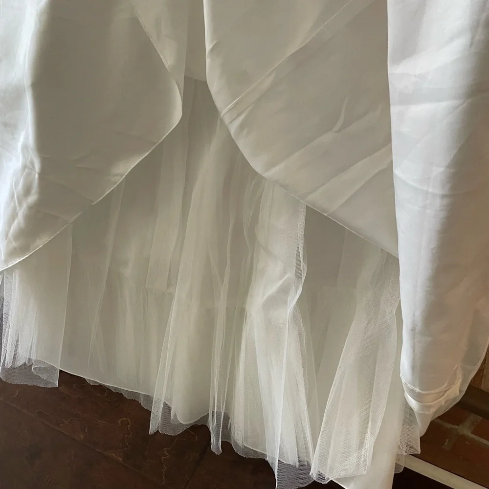 David’s Bridal size 16 softwhite strapless ruched wedding dress with lace - Picture 12 of 15